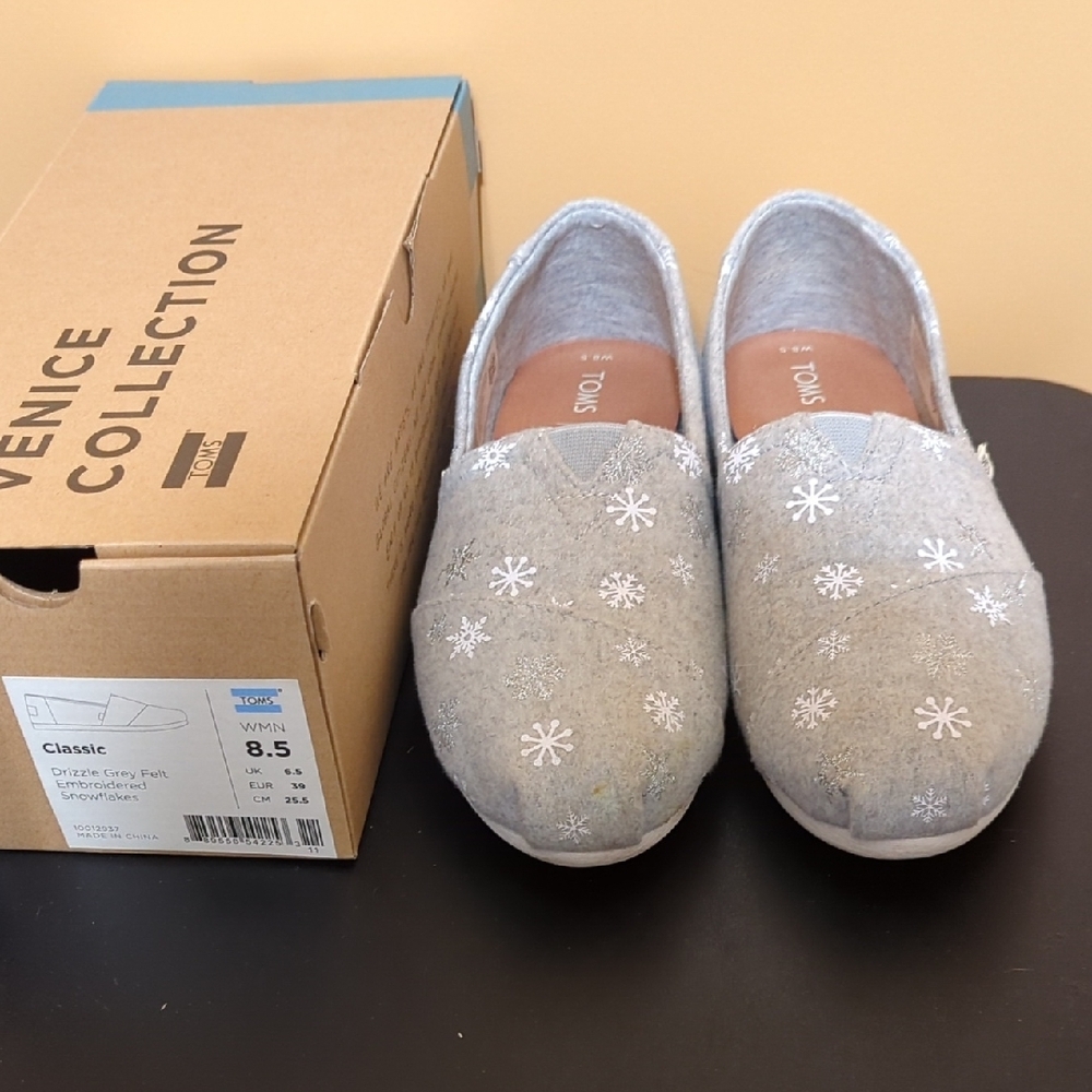 TOMS Gray Slip-On Flats with Winter Pattern